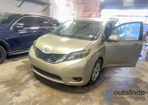 2015 Toyota Sienna Le z USA, uszkodzony, nr VIN 5TDKK3DCXFS535898